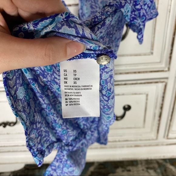 American Eagle V-Neck Blue Floral Tank Top - Picture 4 of 4